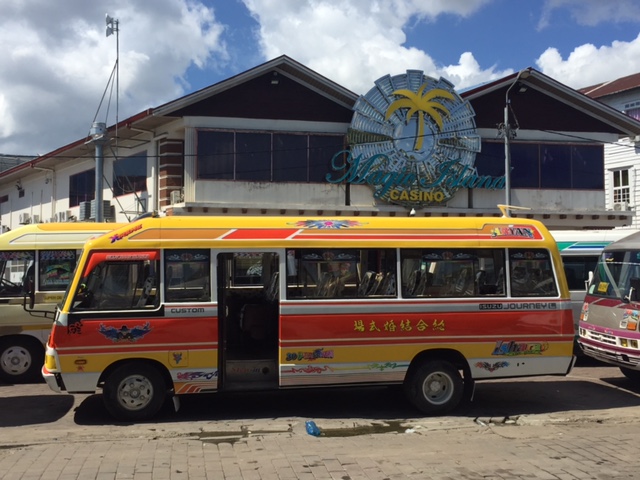 En minibus vers les casinos du Surinam