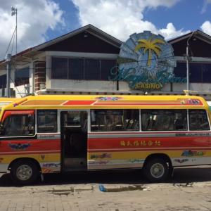 En minibus vers les casinos du Surinam